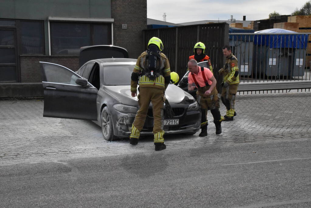 Politie blust beginnende brand in auto