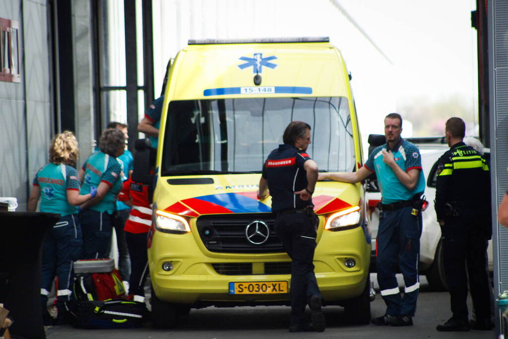 Traumahelikopter landt voor medische noodsituatie tijdens kom in de kas