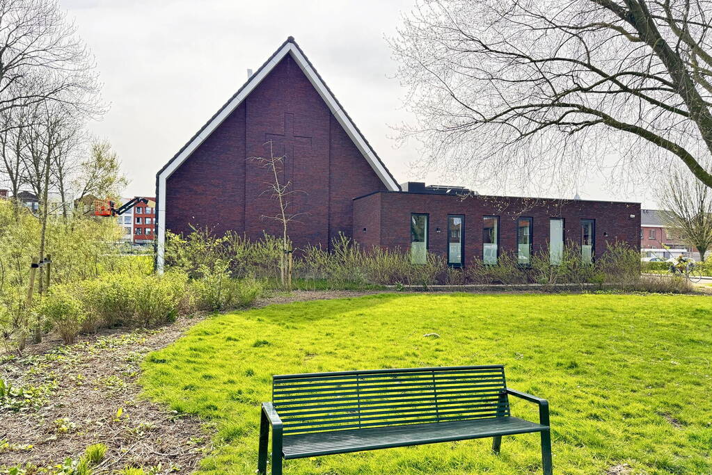 Zwerver krijgt drinken van kerk en gooit hierna elf ramen in