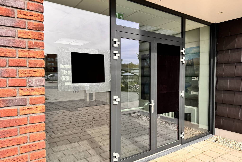 Zwerver krijgt drinken van kerk en gooit hierna elf ramen in