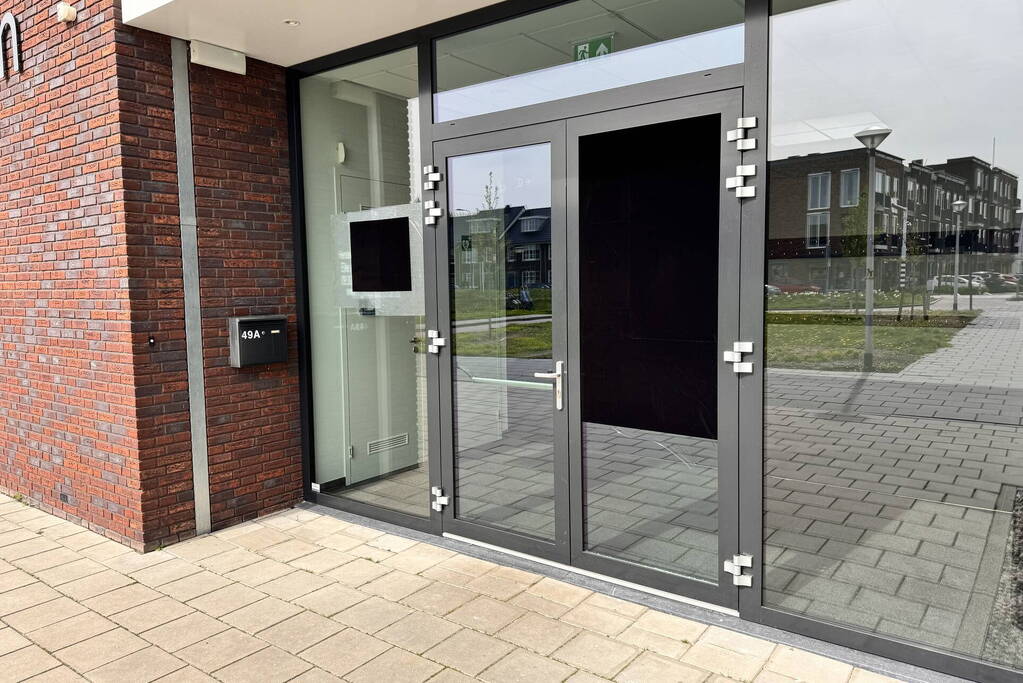 Zwerver krijgt drinken van kerk en gooit hierna elf ramen in