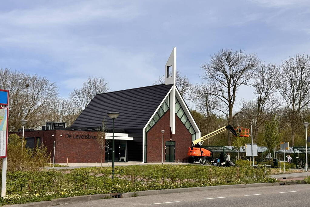 Zwerver krijgt drinken van kerk en gooit hierna elf ramen in