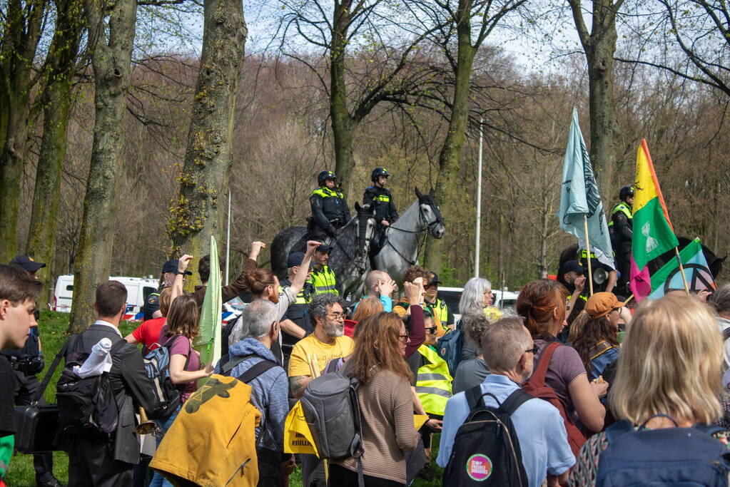 Politie massaal aanwezig bij demonstratie, meerdere charges uitgevoerd