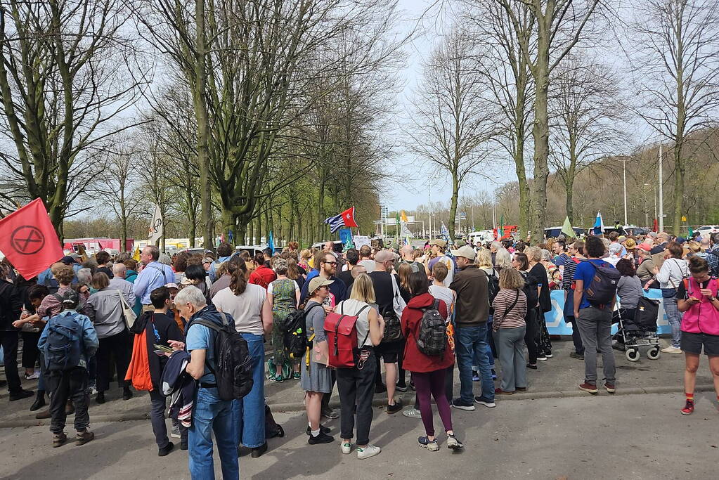 Politie massaal aanwezig bij demonstratie, meerdere charges uitgevoerd