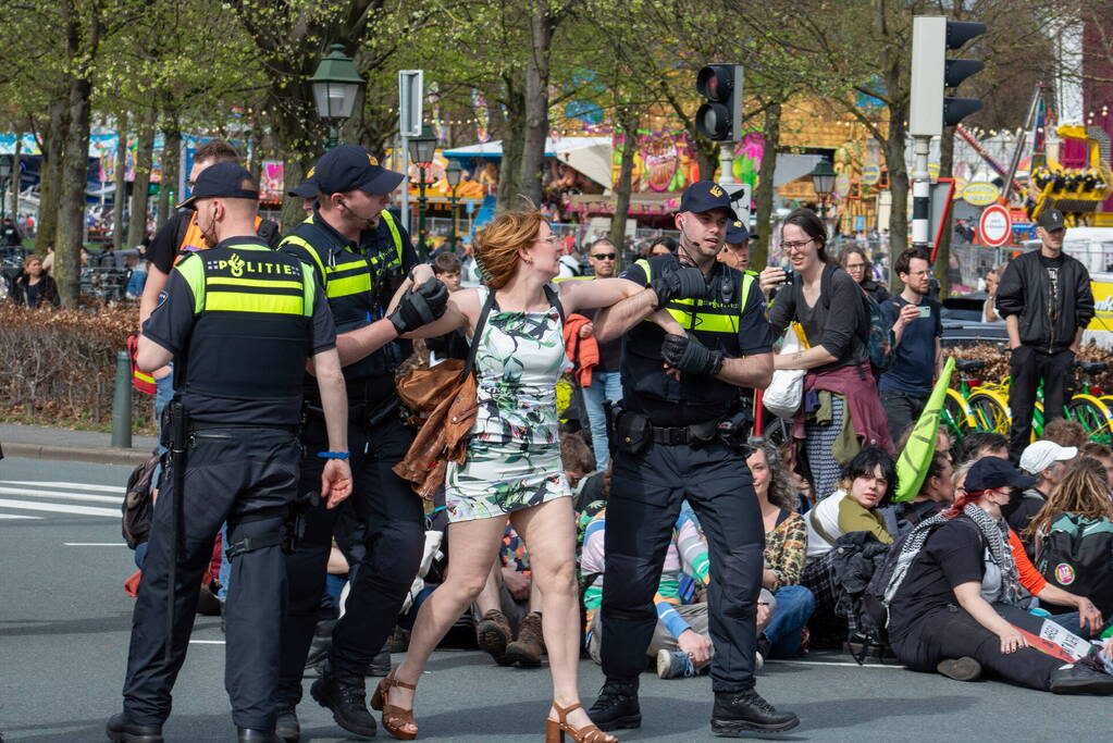 Politie massaal aanwezig bij demonstratie, meerdere charges uitgevoerd