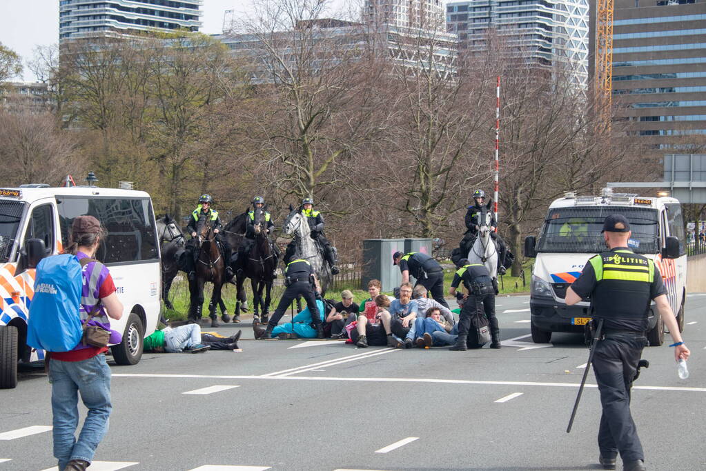 Politie massaal aanwezig bij demonstratie, meerdere charges uitgevoerd