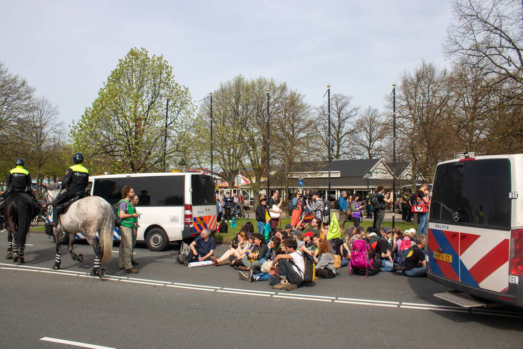 Politie massaal aanwezig bij demonstratie, meerdere charges uitgevoerd