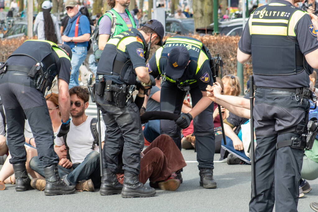 Politie massaal aanwezig bij demonstratie, meerdere charges uitgevoerd