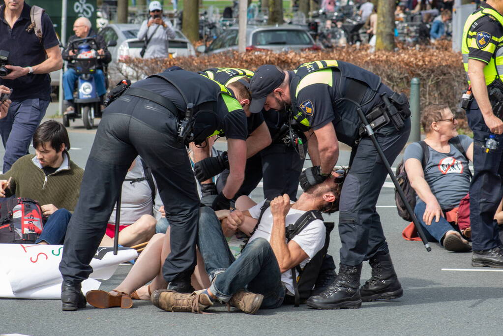 Politie massaal aanwezig bij demonstratie, meerdere charges uitgevoerd