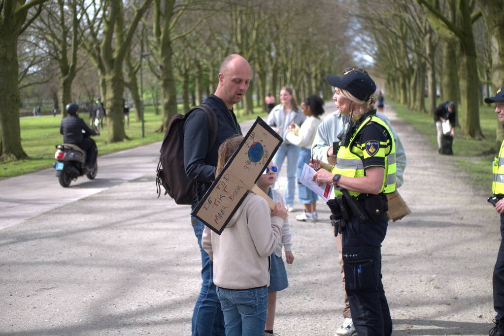 Politie massaal aanwezig bij demonstratie, meerdere charges uitgevoerd