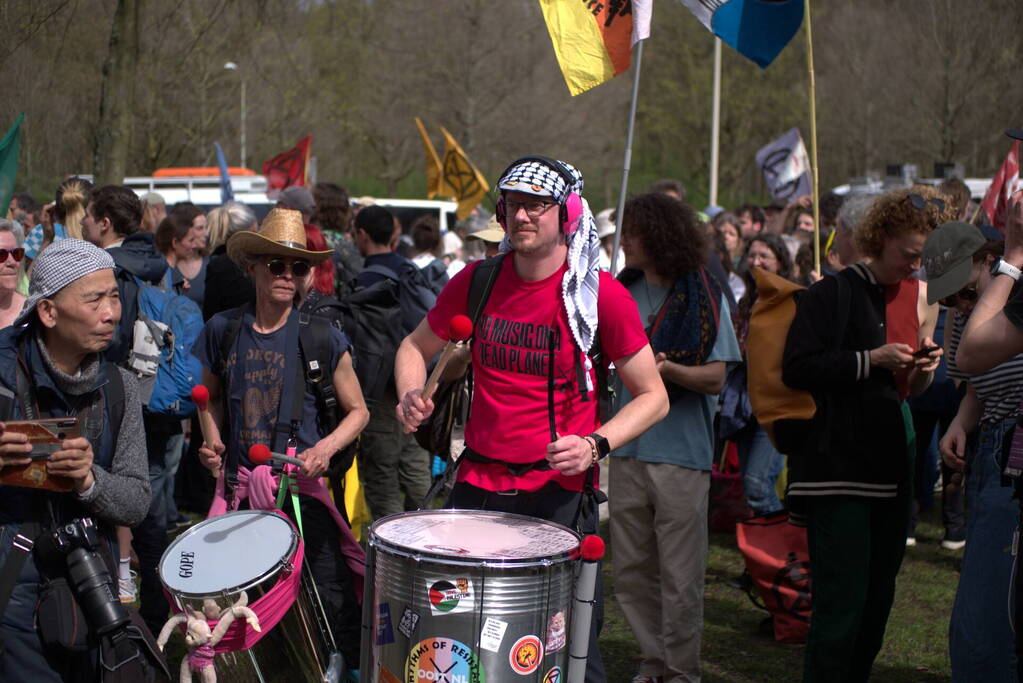 Politie massaal aanwezig bij demonstratie, meerdere charges uitgevoerd