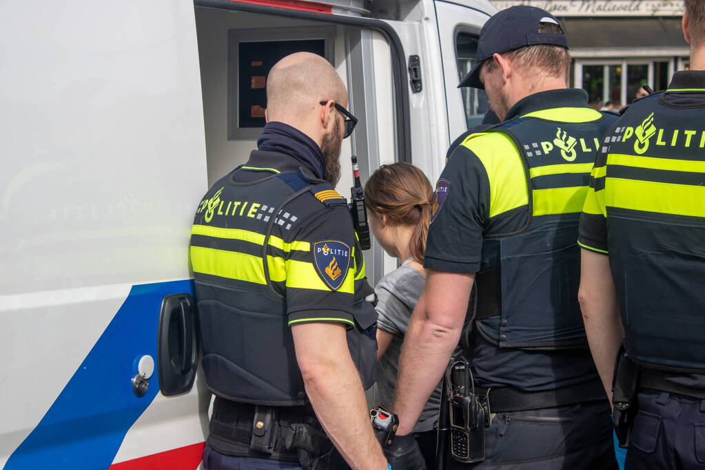 Politie massaal aanwezig bij demonstratie, meerdere charges uitgevoerd