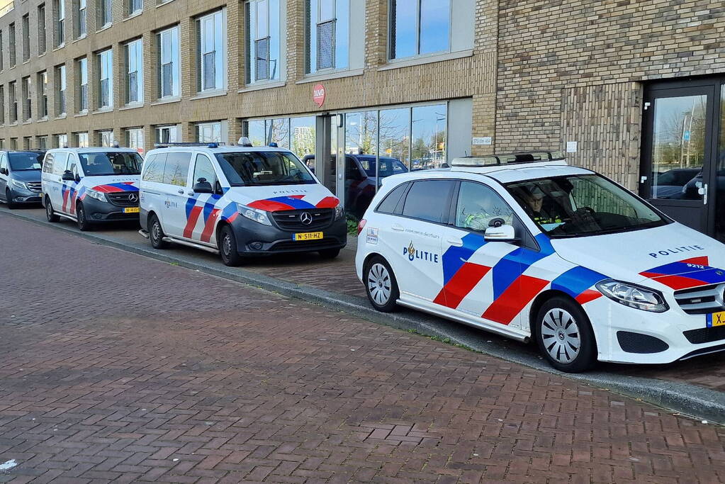 Vrouw meerdere keren gestoken bij woning