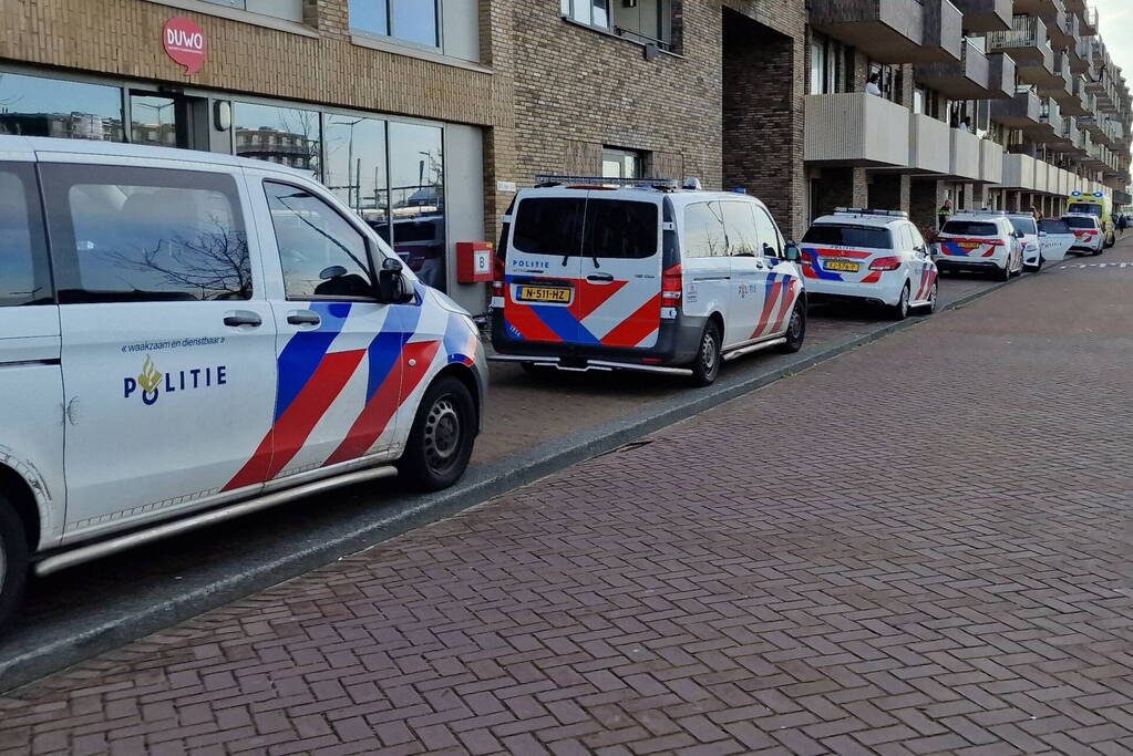 Vrouw meerdere keren gestoken bij woning