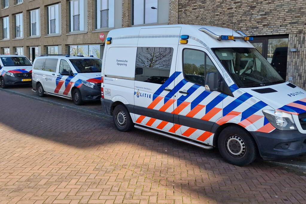 Vrouw meerdere keren gestoken bij woning