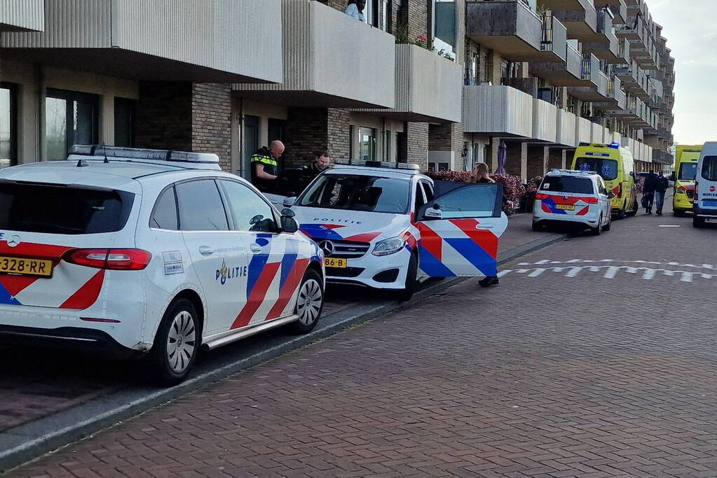 Vrouw meerdere keren gestoken bij woning