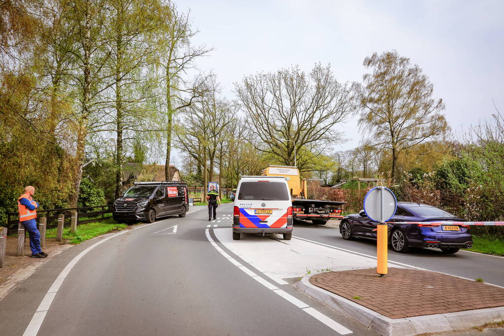 Twee wielrenners zwaargewond bij botsing met bestelbus
