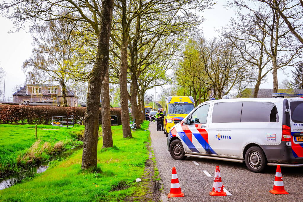 Twee wielrenners zwaargewond bij botsing met bestelbus