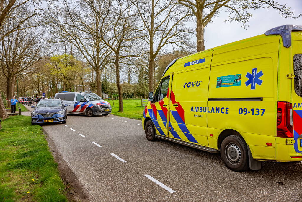 Twee wielrenners zwaargewond bij botsing met bestelbus