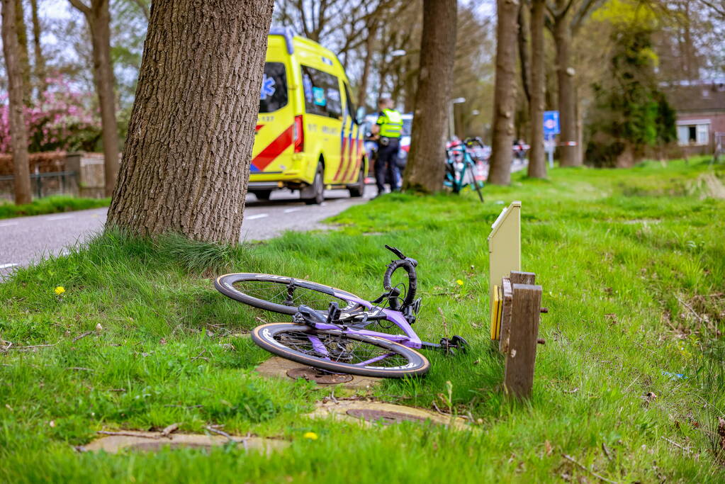 Twee wielrenners zwaargewond bij botsing met bestelbus