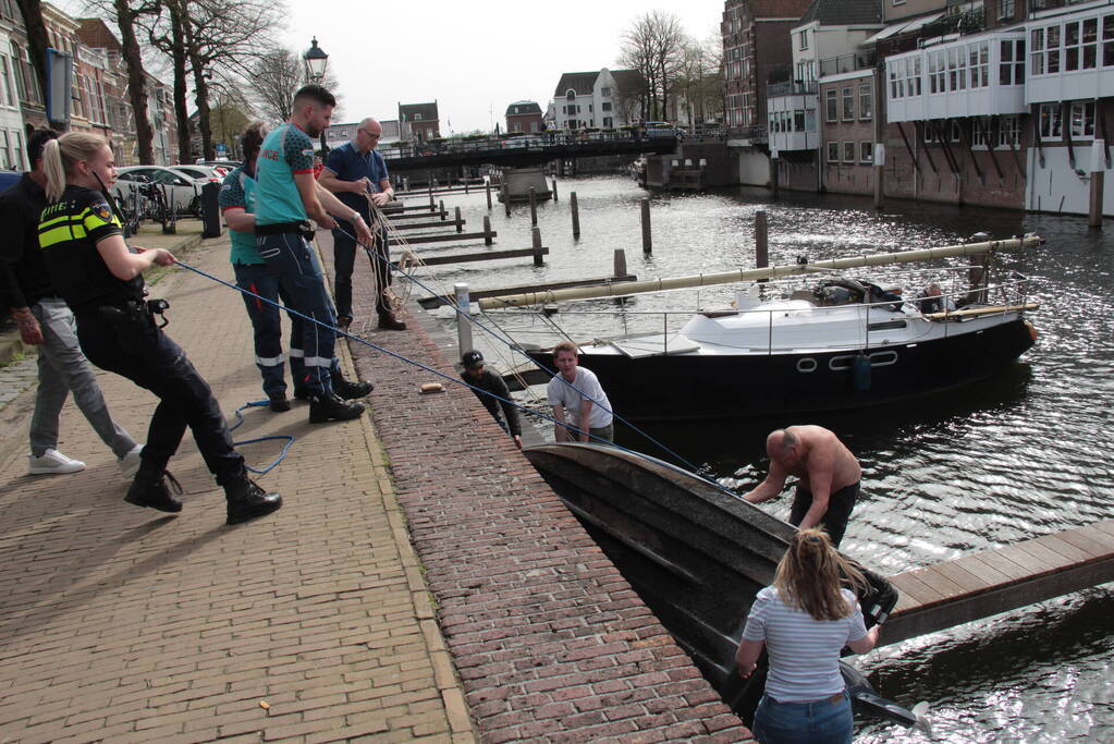 Hulpverleners schieten te hulp als motorboot in problemen komt