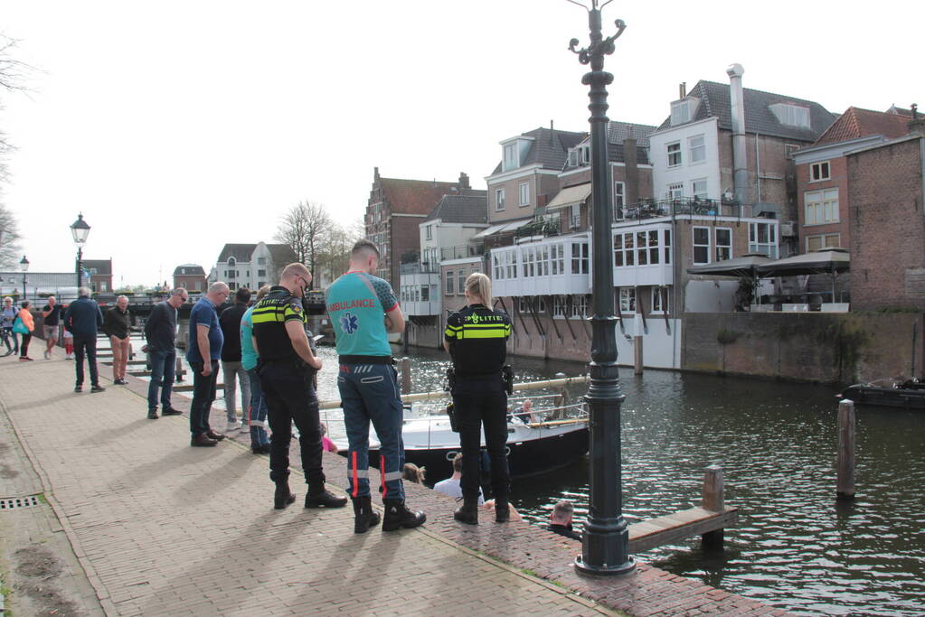 Hulpverleners schieten te hulp als motorboot in problemen komt