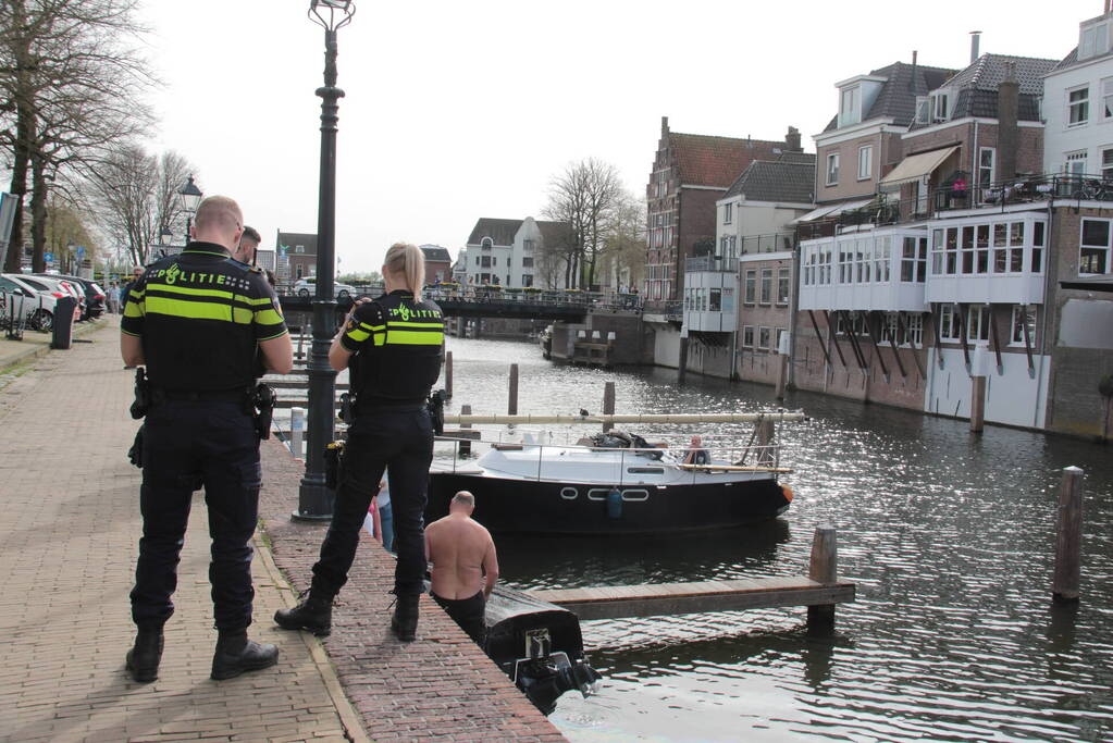 Hulpverleners schieten te hulp als motorboot in problemen komt