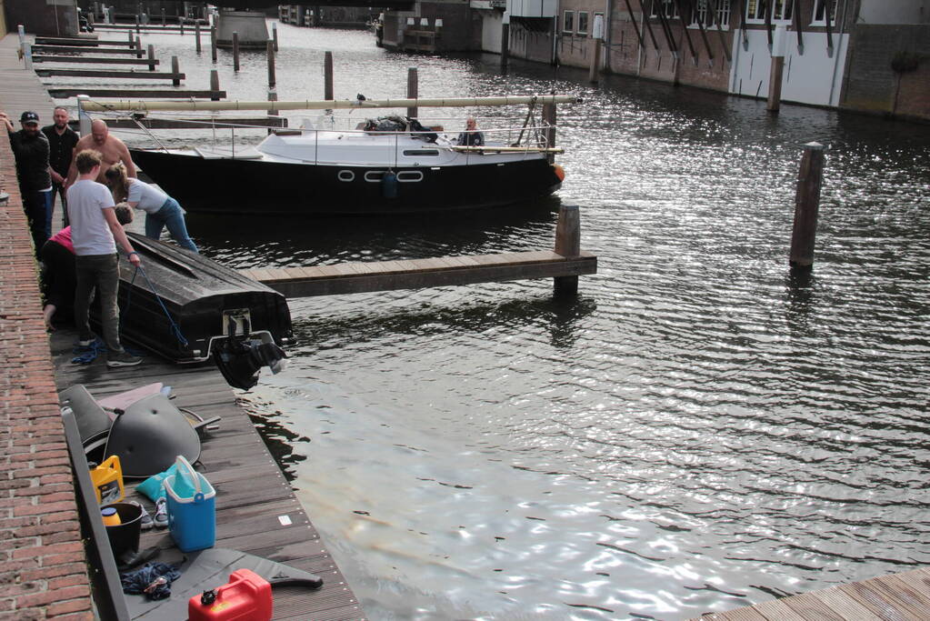 Hulpverleners schieten te hulp als motorboot in problemen komt