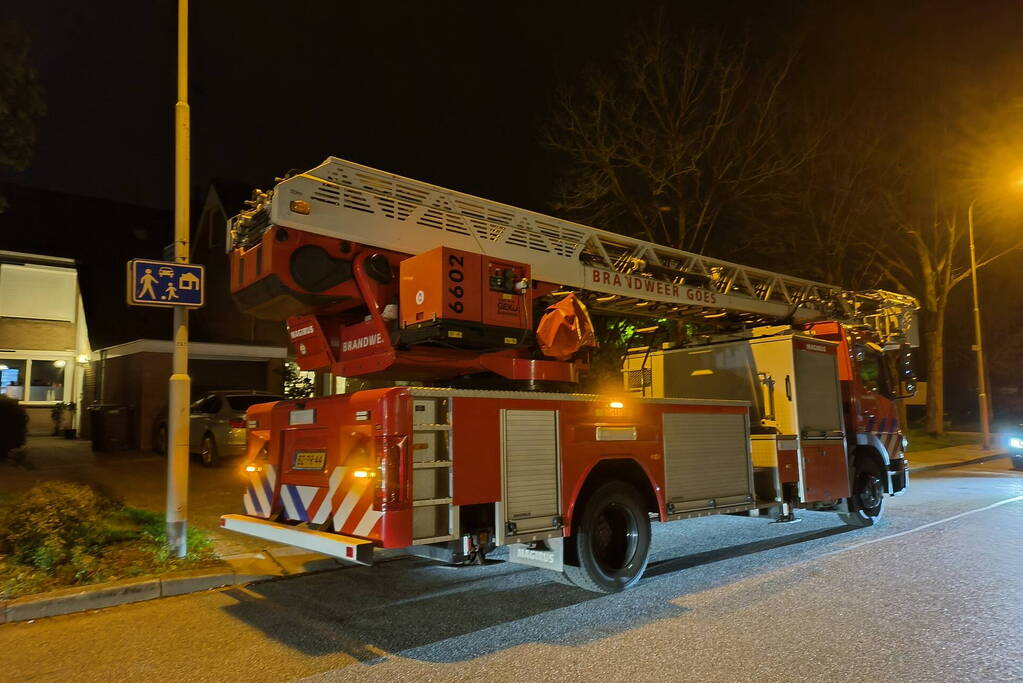 Schoorsteenbrand onbereikbaar voor ladderwagen door nauwe straat