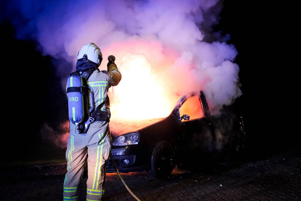 Auto volledig verwoest door brand tijdens rit