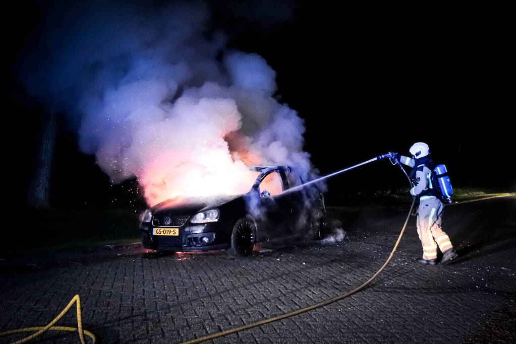 Auto volledig verwoest door brand tijdens rit