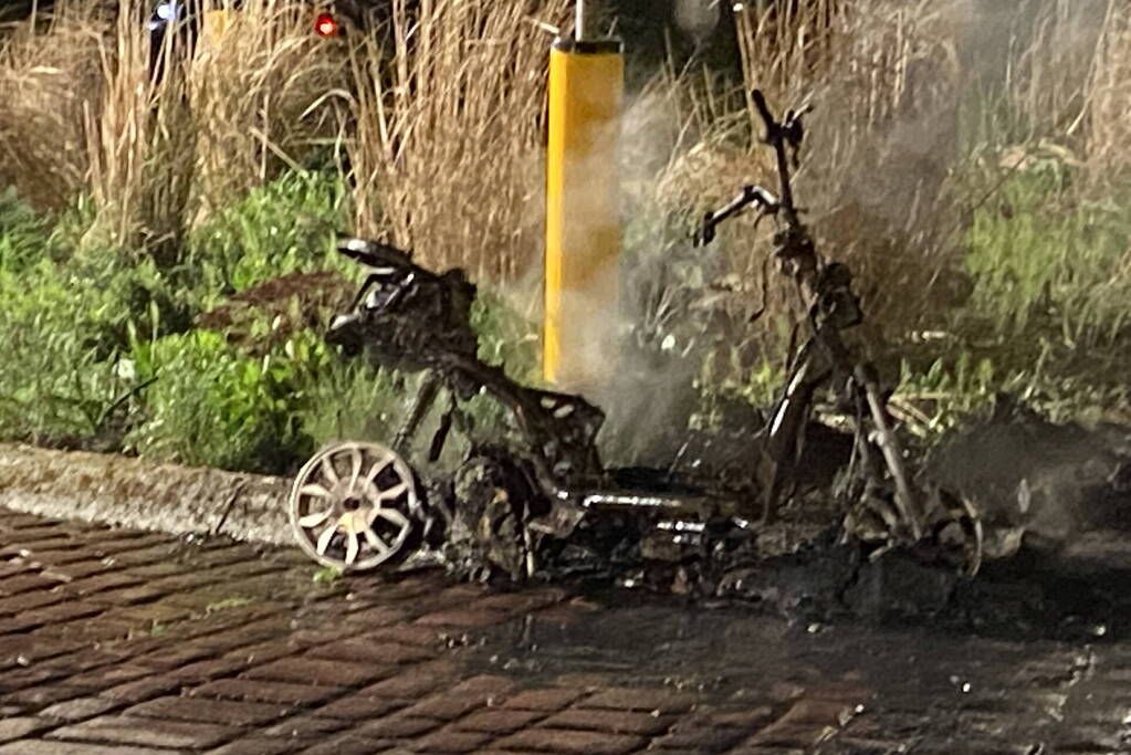 Opnieuw scooter in brand gestoken, politie start onderzoek