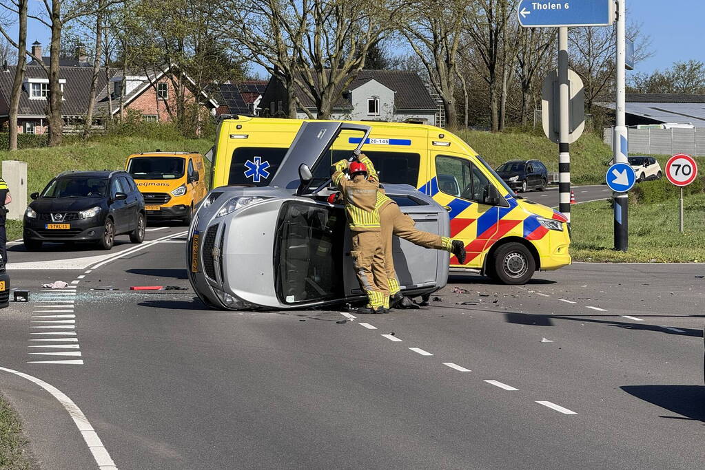 Auto belandt op zijkant na botsing op kruising