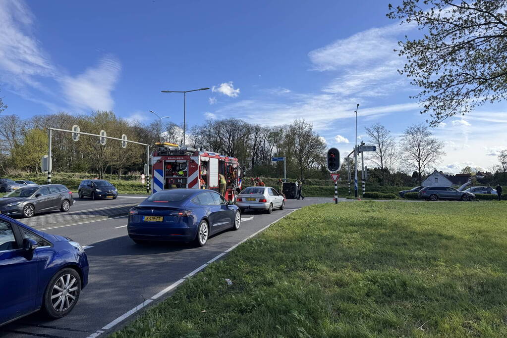 Auto belandt op zijkant na botsing op kruising
