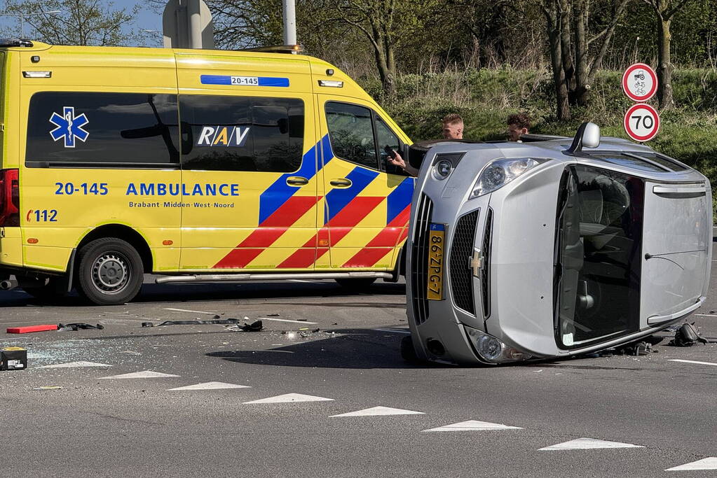 Auto belandt op zijkant na botsing op kruising
