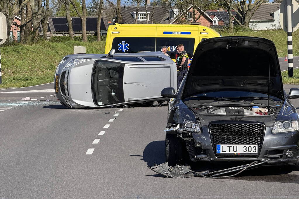 Auto belandt op zijkant na botsing op kruising