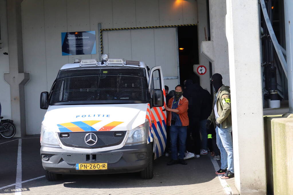 Politie massaal ingezet na onrust rondom voetbalwedstrijd