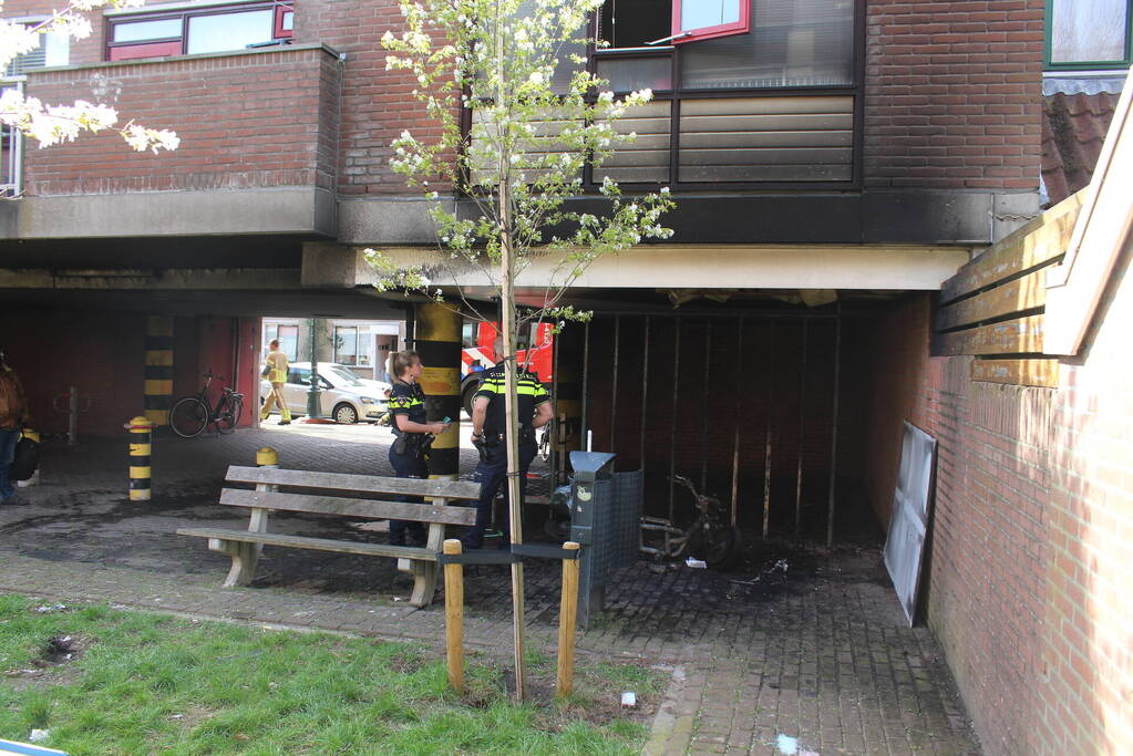 Grote schade door brandende scooter onder overkapping