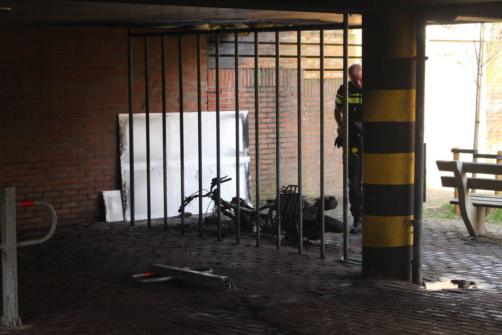 Grote schade door brandende scooter onder overkapping