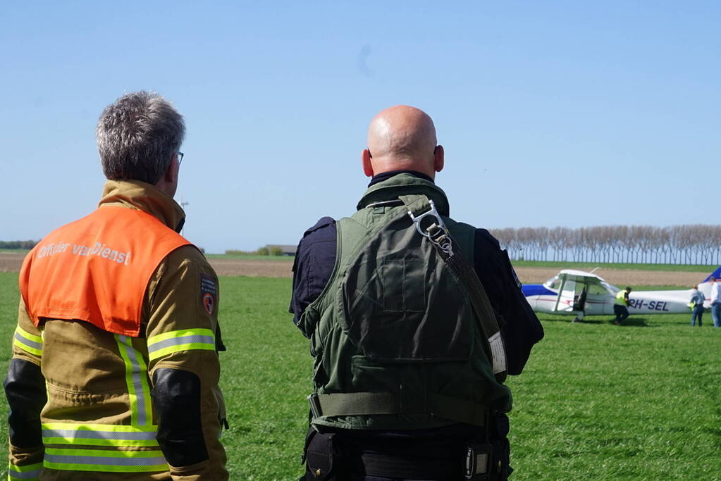 Sportvliegtuig maakt noodlanding in weiland