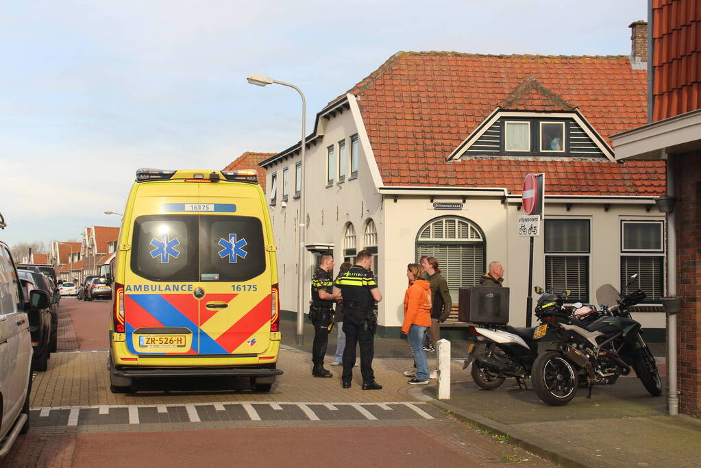 Bezorger op scooter gewond na val met fietser