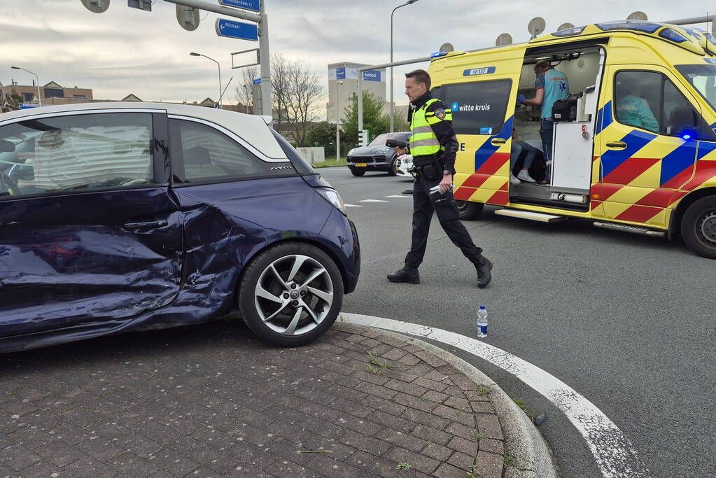 Twee auto's botsen op elkaar