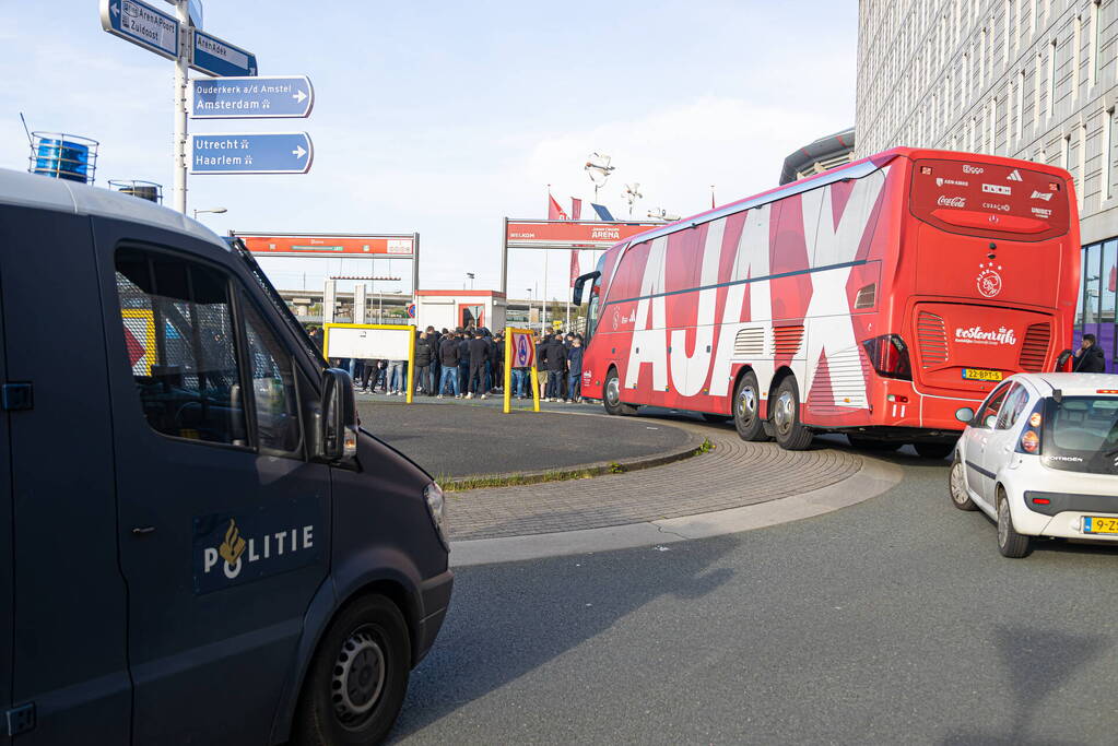 Ajax-aanhangers wachten spelersbus op na vernedering in Rotterdam