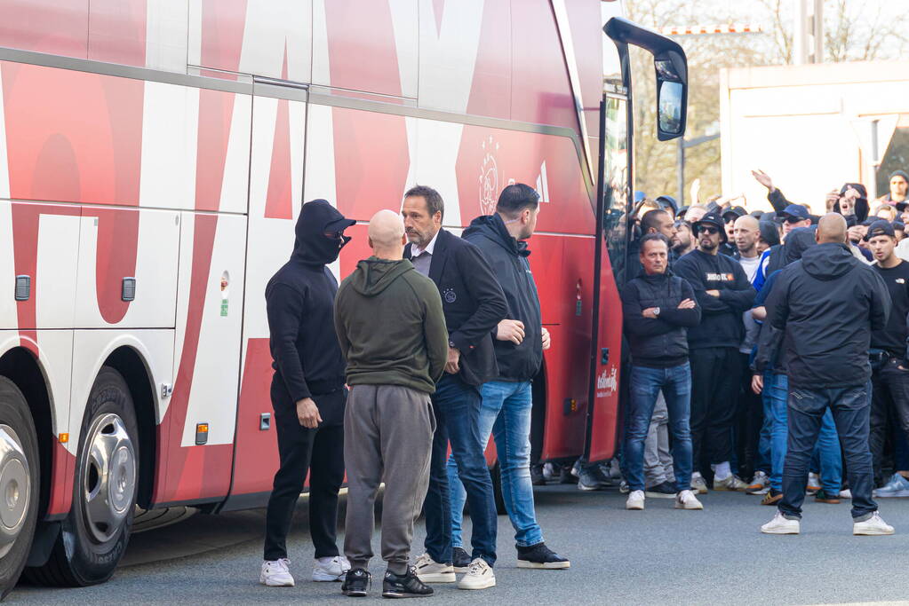 Ajax-aanhangers wachten spelersbus op na vernedering in Rotterdam