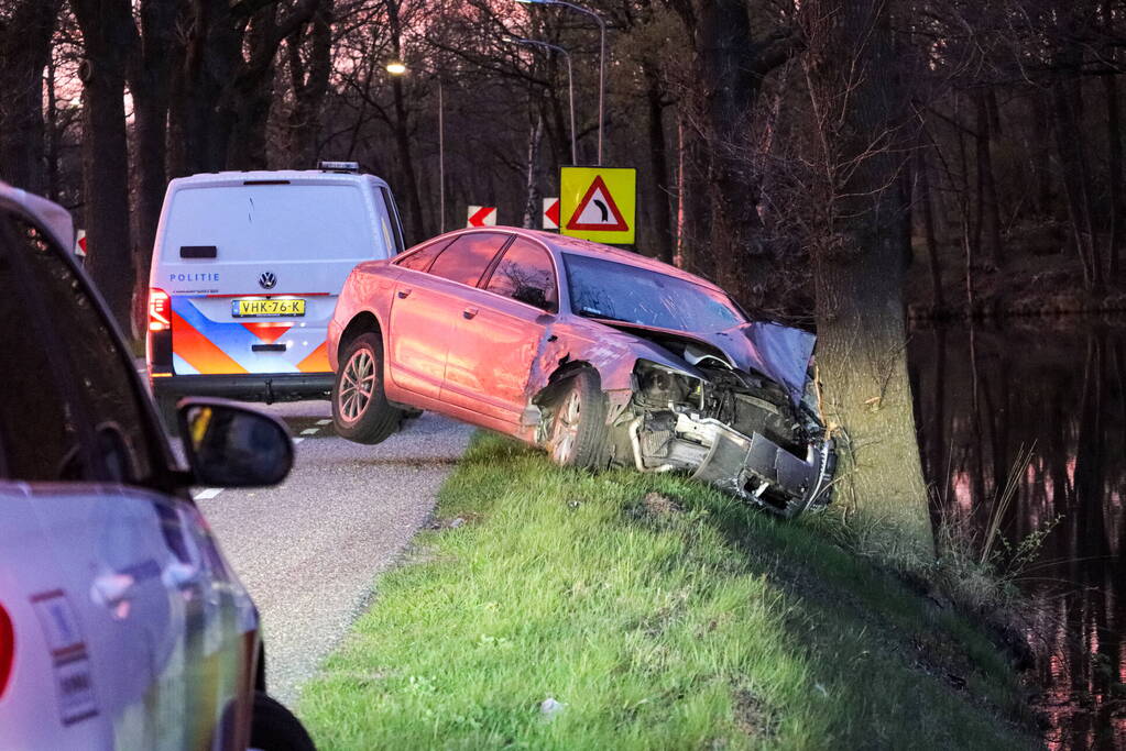 Bestuurder gewond bij botsing op boom