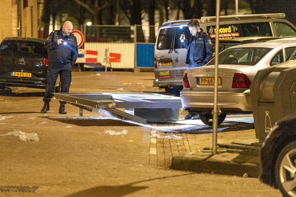 Pui uit portiek geblazen gigantische explosie