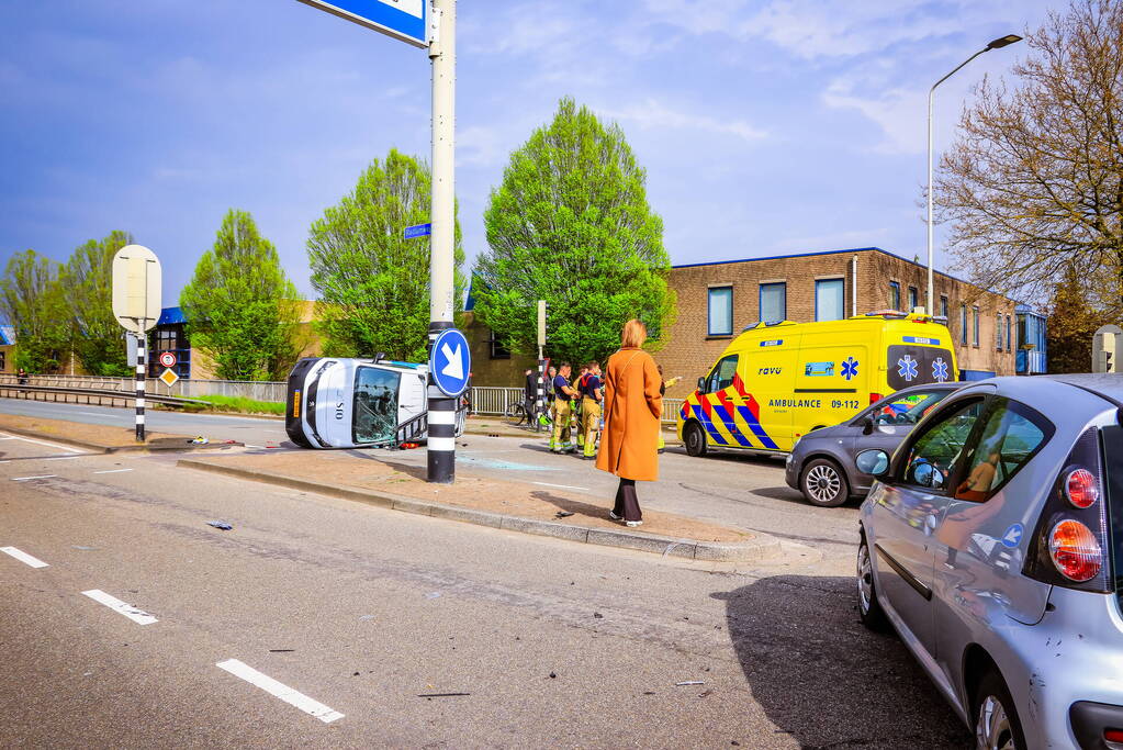Bestelbus belandt op zijn kant bij botsing