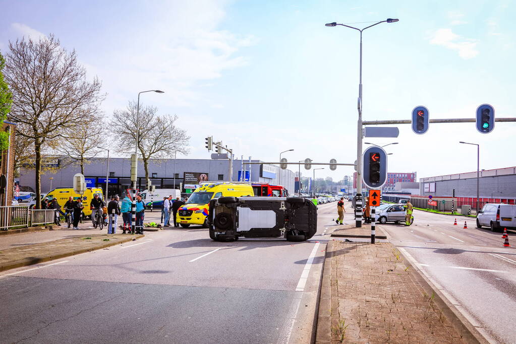 Bestelbus belandt op zijn kant bij botsing