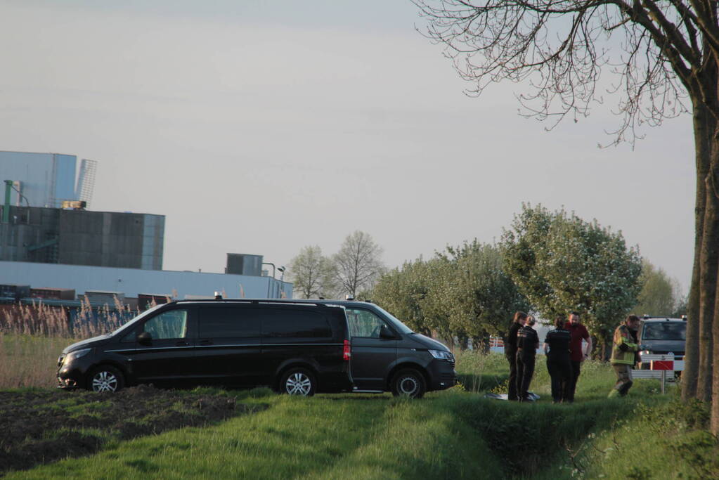 Stoffelijk overschot in water door fietsers aangetroffen