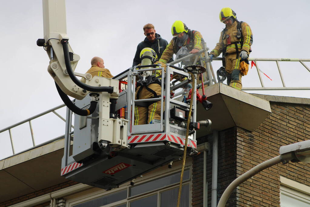 Brand op dak van flatgebouw